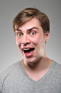 微笑缺牙纵向的白种男人老人老人面部特写缺牙微笑正确