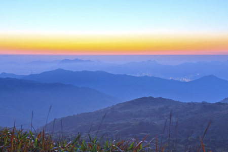 黎明时分山日出