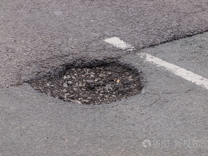 在柏油碎石路面坑槽