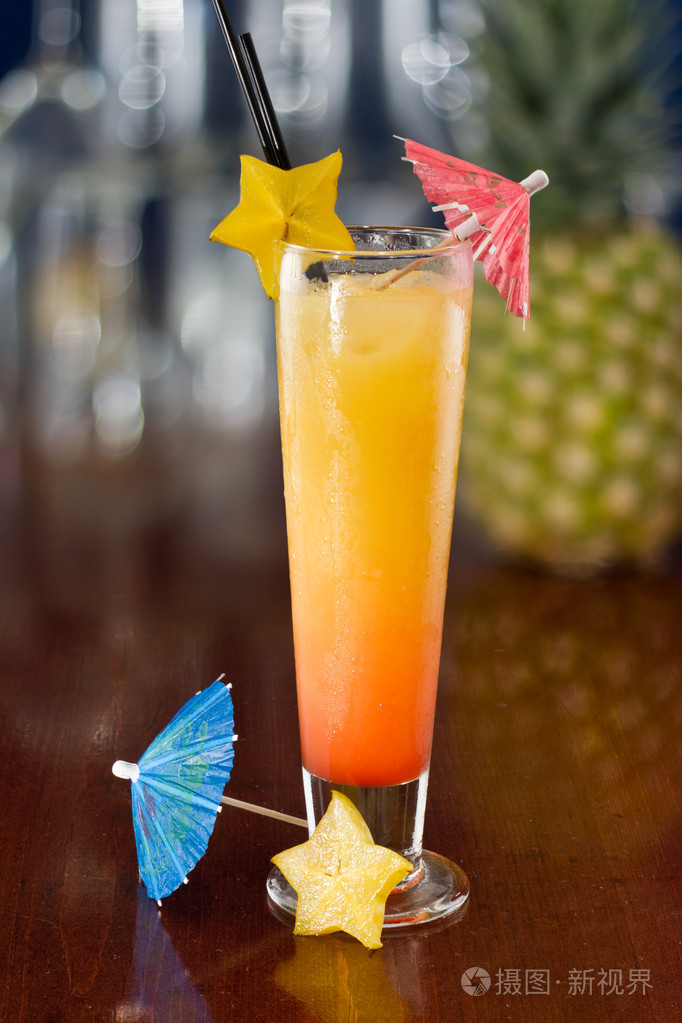新鲜热带果汁鸡尾酒