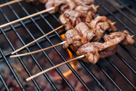 烤架上培根肉卷