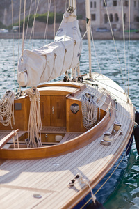 在蓝色海洋上的美丽木帆船