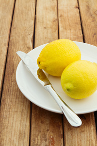 在刀板上的新鲜柠檬