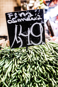 水果站在 la boqueria 市场，西班牙巴塞罗那