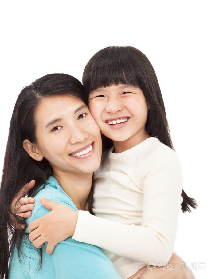 快乐的小女孩和她妈妈一起拥抱