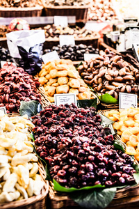 水果站在 la boqueria 市场，西班牙巴塞罗那