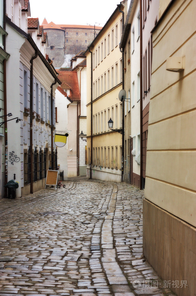 在斯洛伐克布拉迪斯拉老城市的典型欧洲巷