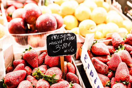 水果站在 la boqueria 市场，西班牙巴塞罗那