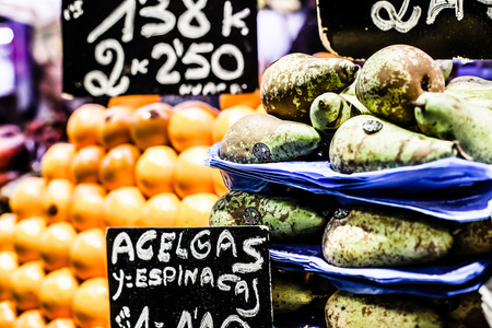 水果站在 la boqueria 市场，西班牙巴塞罗那