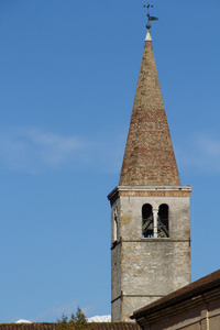 老市中心的高山教堂钟楼