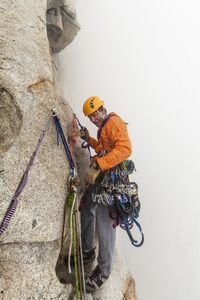 登山者 rappells 下山崖