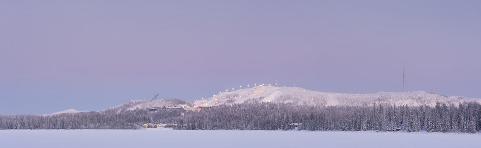 在晚上在芬兰 ruka 滑雪山