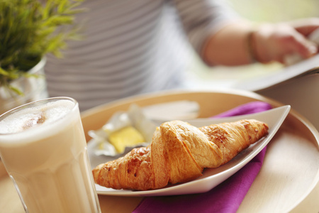 欧式早餐和咖啡和牛角面包图片