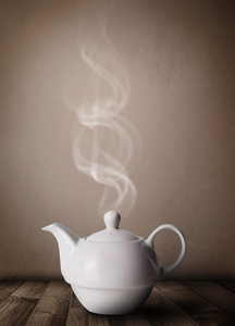用抽象的白色蒸汽的茶锅
