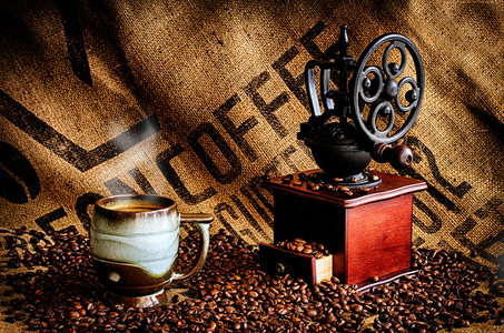 咖啡豆和研磨器