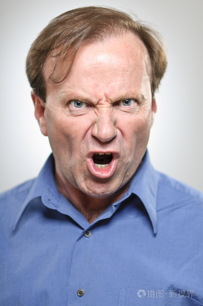 成熟的白种男人愤怒地大喊