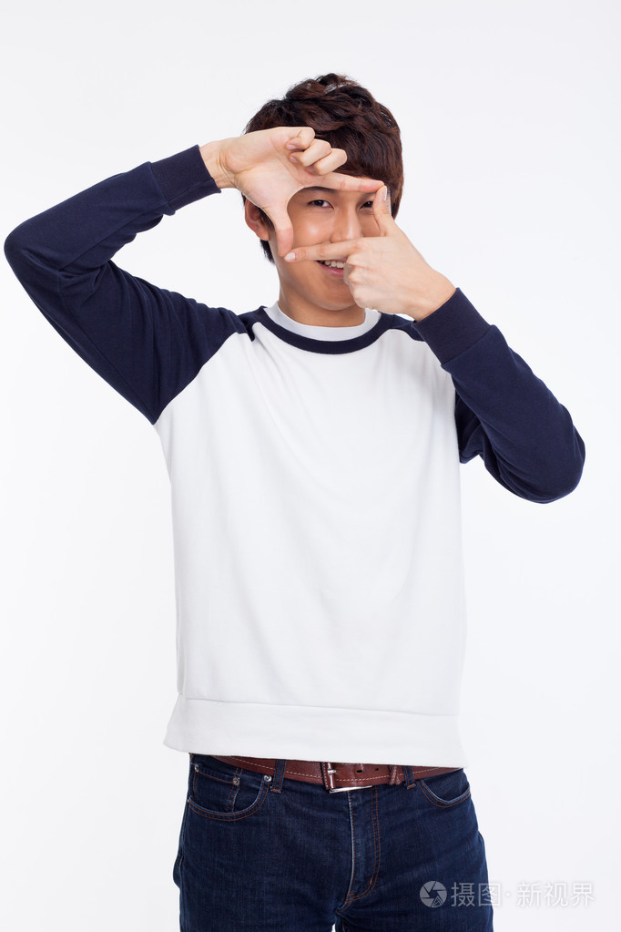 亚洲年轻男子用手拍照片