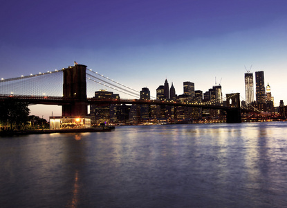 布鲁克林大桥和地平线在晚上