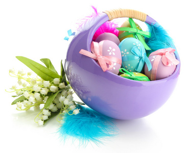 美丽的复活节彩蛋篮和铃兰，孤立在白色