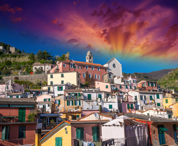 vernazza，五渔村的古朴的村庄。美丽多彩红磡