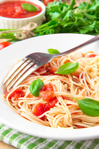 传统的意大利美味菜意面番茄汁和罗勒