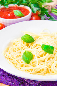 传统意大利简单的菜意大利面用橄榄油，番茄