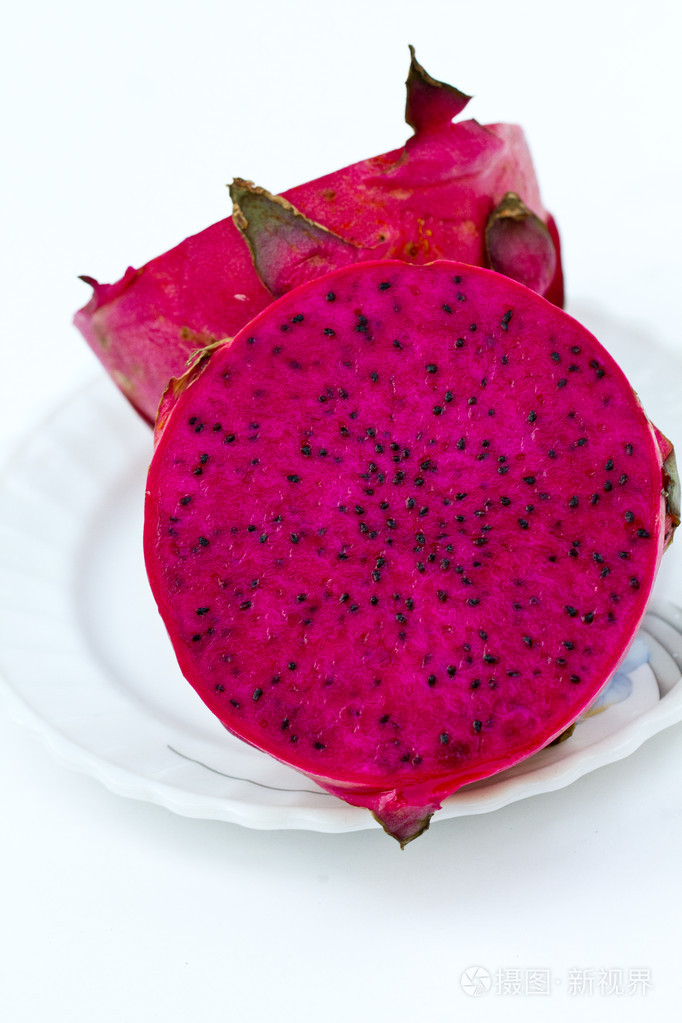 红色火龙果切到一半