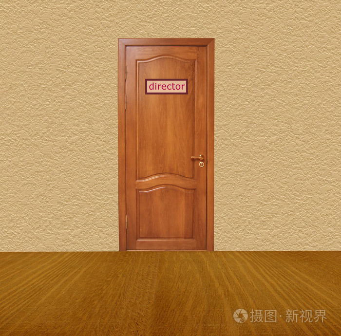 关闭在空房间里一张桌子导演的橡木门