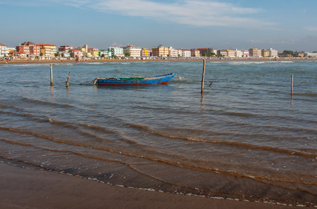 caorle 与一艘老船的全景