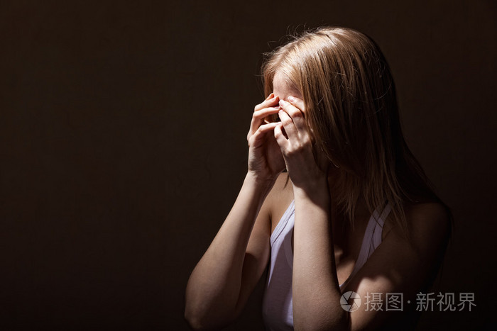 年轻女人哭