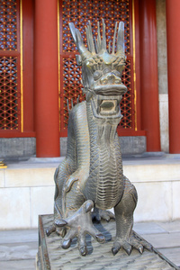 在颐和园 北京金属龙雕塑
