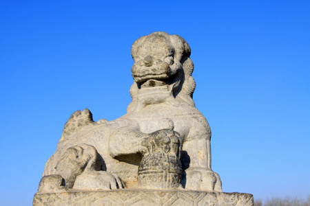 石头狮子雕塑的十七孔桥栏杆图片