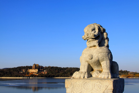 石头狮子雕塑的十七孔桥栏杆图片