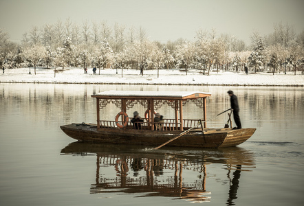 传统小船在湖，中国