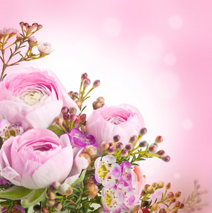从粉红色玫瑰和小花温柔花束