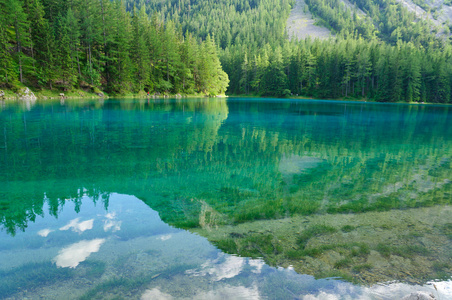 green lake grner see in bruck an der mur, austria照片