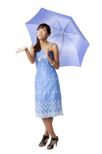 有吸引力的女孩白色蓝色伞