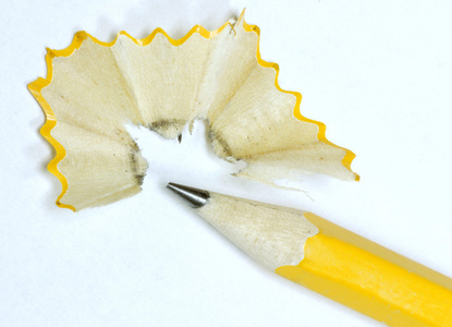 锋利的铅笔在白色背景上的新鲜刨花