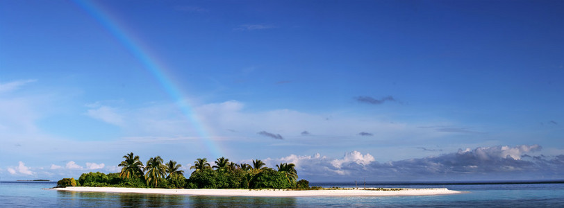 合并后的全景图像。在白天与地平线和白色的沙滩上彩虹热带马尔代夫岛屿
