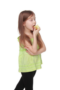 漂亮的小女孩吃一个苹果的肖像