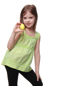 可爱的小女孩与复活节彩蛋的肖像