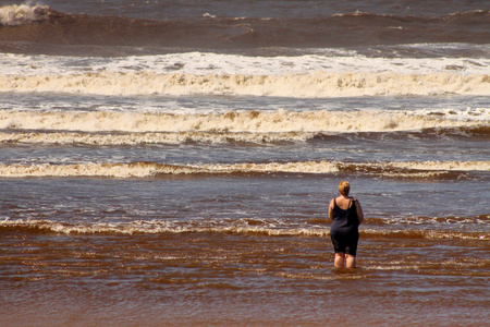 孤独的女人站在海