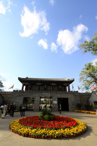 中国的古代建筑大门在公园里图片