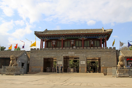 中国的古代建筑大门在公园里图片