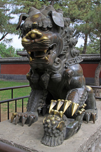 在中国传统园林工程铜狮子图片