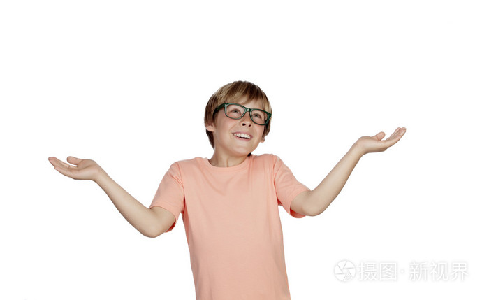 微笑的男孩带着半信半疑的表情