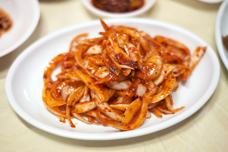 韩国泡菜的洋葱在首尔的餐厅
