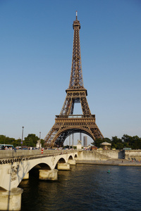地标埃菲尔铁塔在巴黎，法国