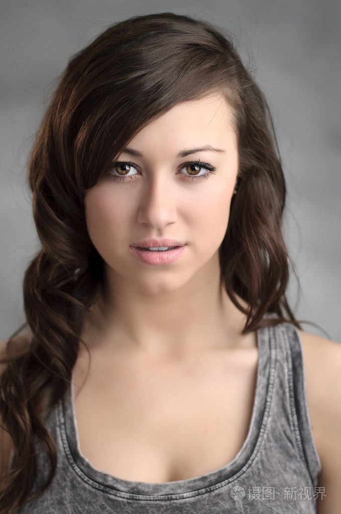 年轻漂亮的白人女子肖像