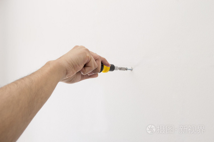 用螺丝刀拧螺丝的人关闭